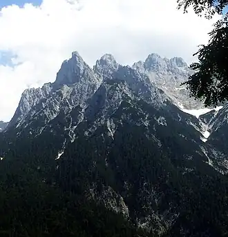 von links Viererspitze, Nördlicher Karwendelkopf 2215 m, Koflerturm 2000 m, Mittlerer 2365 m und Südlicher Karwendelkopf 2358 m von Mittenwald aus gesehen.