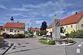 Ortsmitte mit Kriegerdenkmal (im Hintergrund St. Jakobus und Rathaus)