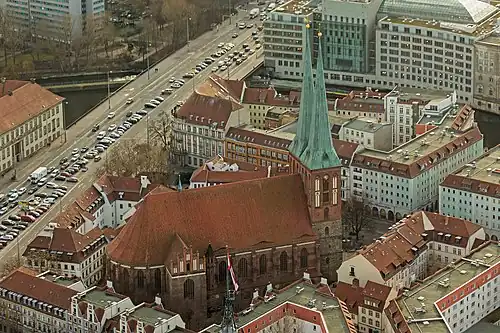 Luftbild von der Nikolaikirche im Nikolaiviertel