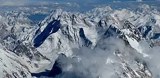 Blick vom Gipfel des K2 auf Gasherbrum I bis IV und K12 (im Hintergrund in der Mitte)