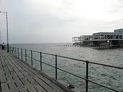 links: Landesteg Personenschifffahrt, rechts die Fischereiterminals (2014)