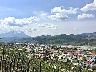 Die Stadt Gramsh mit dem Tomorr im Hintergrund