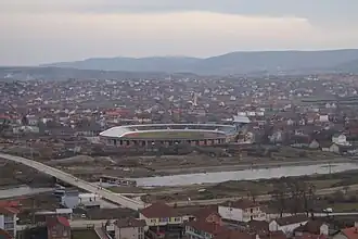 Blick vom Kodra e Minatorve auf das Olympiastadion „Adem Jashari“ (Juli 2013)