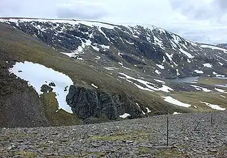 Blick vom nordöstlich benachbarten Stob Poite Coire Ardair auf die Nordseite des Creag Meagaidh