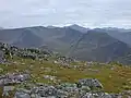 Blick vom nördlich benachbarten A’ Ghlas-bheinn auf den breiten Rücken des Beinn Fhada, im Hintergrund die Gipfel der Five Sisters of Kintail