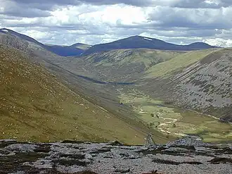 Blick von Süden über Glen Derry zum Beinn a’ Chaorainn