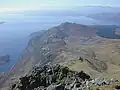 Blick vom Gipfel nach Westen über den Sound of Sleat, im Hintergrund die Insel Skye