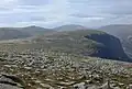 Blick vom Broad Cairn nach Nordwesten zum Cairn Bannoch (links), dahinter in der Bildmitte der Càrn an t-Sagairt Mòr