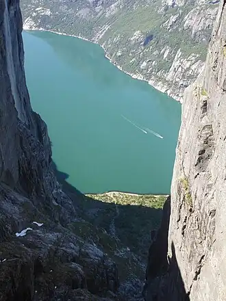 Ausblick vom Kjeragbolten auf den Lysefjord