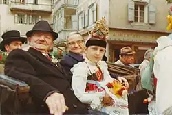 Vigil Pescosta mit Mädchen in Grödner Tracht.