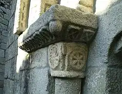 Kapitell am Eingangsportal