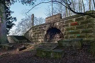 Östliche Untergeschossfassade mit Grotte (65).