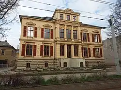 Vialla hinter Schienen mit Oberleitung