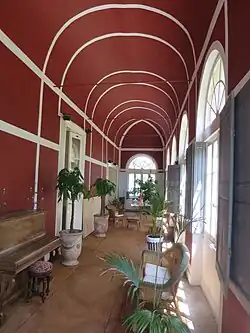 Galerie und Küche mit Betongewölbe