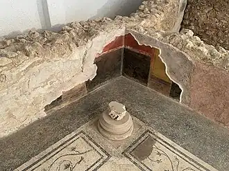 Mosaikboden und Seitenbemalung in den restaurierten Teilen