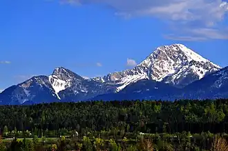 Blick von Villach auf den Mittagskogel (rechts) und die Ferlacher Spitze (links)