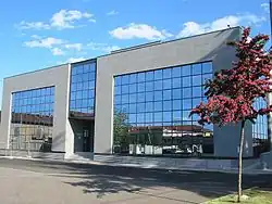 Stadtverwaltung von Villacortese, ein kubischer Neubau mit großen Spiegelglasfenstern