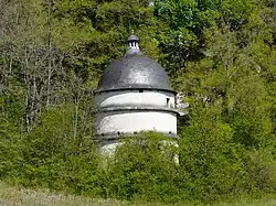 Taubenturm mit prächtigem Dach und Laterne