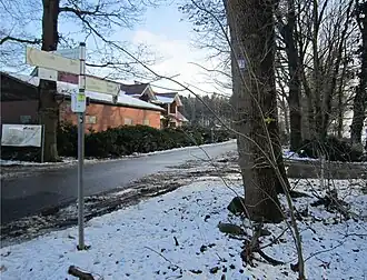 Kreuzung des Pickerwegs (von vorne nach hinten) mit dem Reuterweg in Norddöllen. Der Fernradweg Meerweg biegt hier nach rechts ab.
