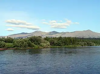 Der Tulymski Kamen mit der Wischera im Vordergrund