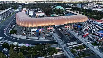 Luftaufnahme des Estadio GNP mit den Haupttribünen.