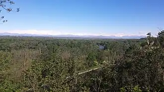 Das Ticino-Tal mit den Alpen im Hintergrund