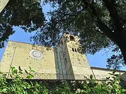 Westfassade der Klosterkirche mit Glockenturm