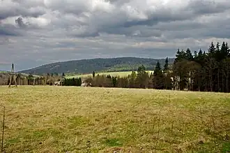 Vlčí hřeben mit dem Gipfel Vlčí kámen, oberhalb von Prameny