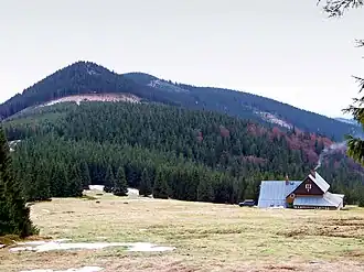 Die drei Gipfel des Wolfkamms, von einer Wiese unterhalb der Bergbaude Dvoračky aus gesehen