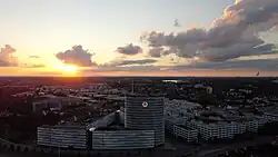 Luftaufnahme Vodafone Campus Panorama bei Sonnenuntergang