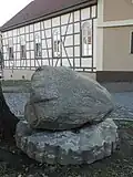 Findling und Waidstein in Ortsmitte