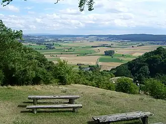 Blick von der Amöneburg auf das südöstliche Amöneburger Becken, den Vorderen (rechts die 405 und 407 m hohe Mardorfer Kuppe) und den „eigentlichen“ Vogelsberg (links im Hintergrund)