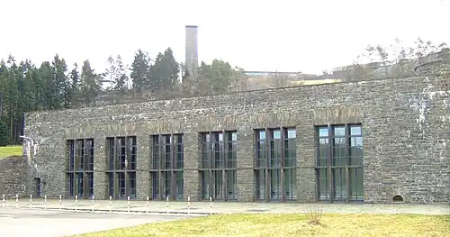 Schwimmhalle am Fuß der Anhöhe