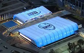 Die Arena 2008. Oben rechts die Barclays Arena.