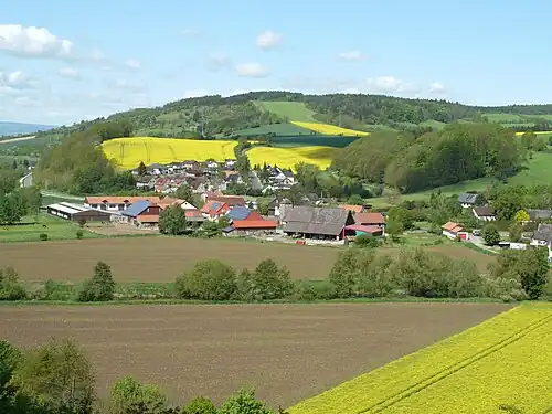 Blick auf das Dorf und den Altendorfer Berg im Hintergrund
