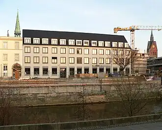 Der neue Sitz der VHS seit dem Jahr 2015 an der Leine, links die Kreuzkirche, rechts die Marktkirche