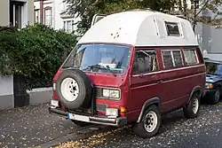 Allradgetriebener Campingbus mit frontseitig montiertem Reserverad