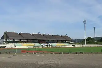 West-Tribüne und Rasenfläche des Volksbankstadions Vöcklabruck (Mai 2016)