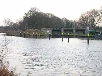 Beginn des links nach Süden führenden Voßkanals bei Zehdenick. Im Vordergrund das Ende der kanalisierte Havel. Nach dem Wehr rechts fließt die Havel naturbelassen weiter.