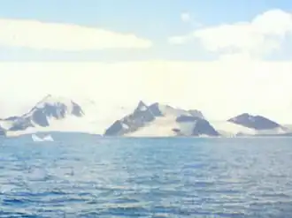Blick von der Bransfieldstraße auf den spitzen Vratsa&nbsp;Peak (Bildmitte)