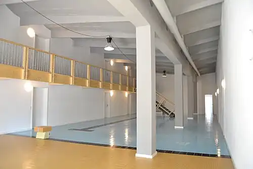 Foyer mit erhaltenem Startblock unter Hyparschalendach, 2017