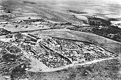 Decauville-Bahndamm bei den Ausgrabungen von Ugarit, Syrien