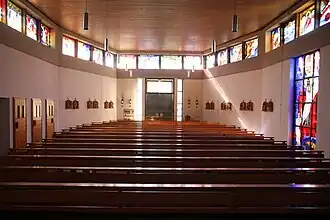 Blick von der Vierung zum modernen Portal