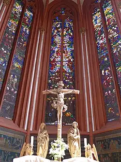 Apsisfenster von Elisabeth Cöster (1924/1925) und Kreuzigungsgruppe von Heinz Schiestl (1929/30)
