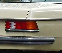 Die verchromte Leiste unter den Rückleuchten und die lange Stoßstange waren 280 und 280&nbsp;E vorbehalten.