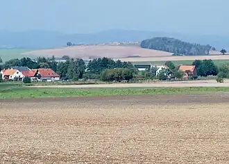 Der Eichelberg mit Kiesgrube im Gipfelbereich (Ansicht von Rienau)