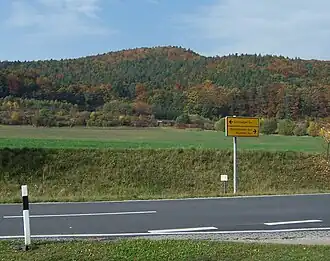 Blick von Neustädt nordwestwärts zum Kirchwaldskopf; im Vordergrund die L&nbsp;1021 beim Abzweig der K&nbsp;505