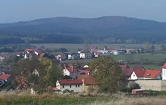 Blick über Ettenhausen a.&nbsp;d. Suhl zum Doppelgipfel der Hardt