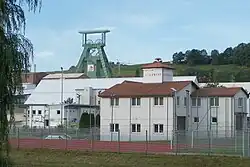 Teilansicht mit Feuerwehr und Förderturm