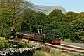 Zug der Welsh Highland Railway im Bahnhof Beddgelert